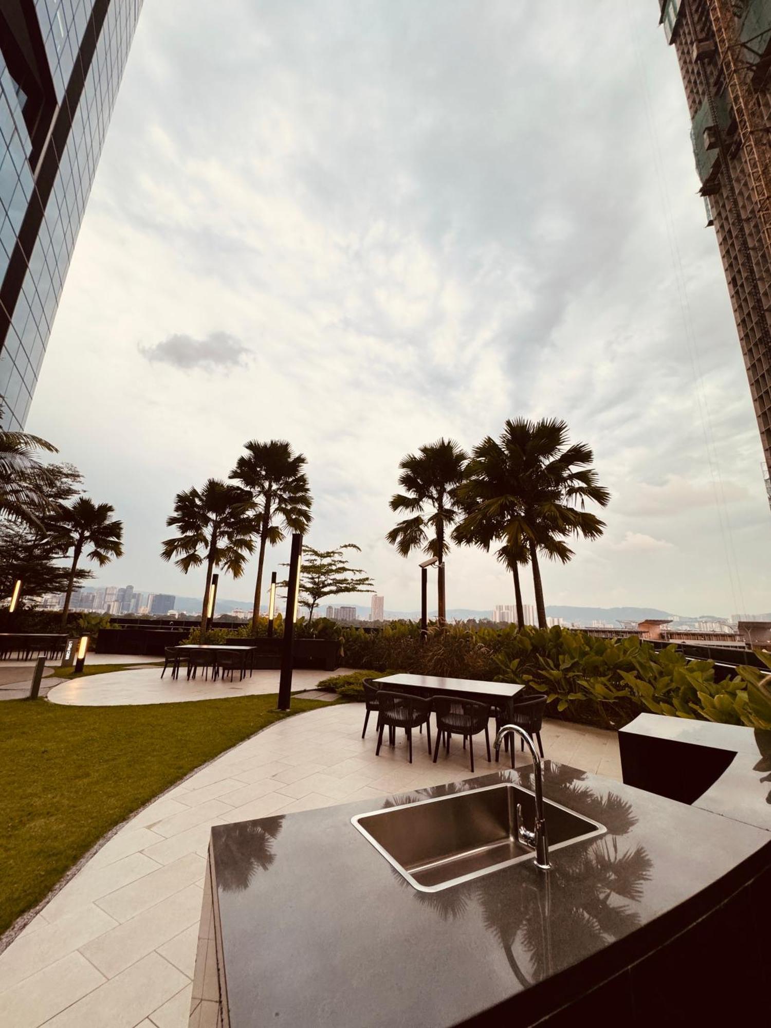 Eaton Service Apartment At Klcc Kuala Lumpur Exterior photo